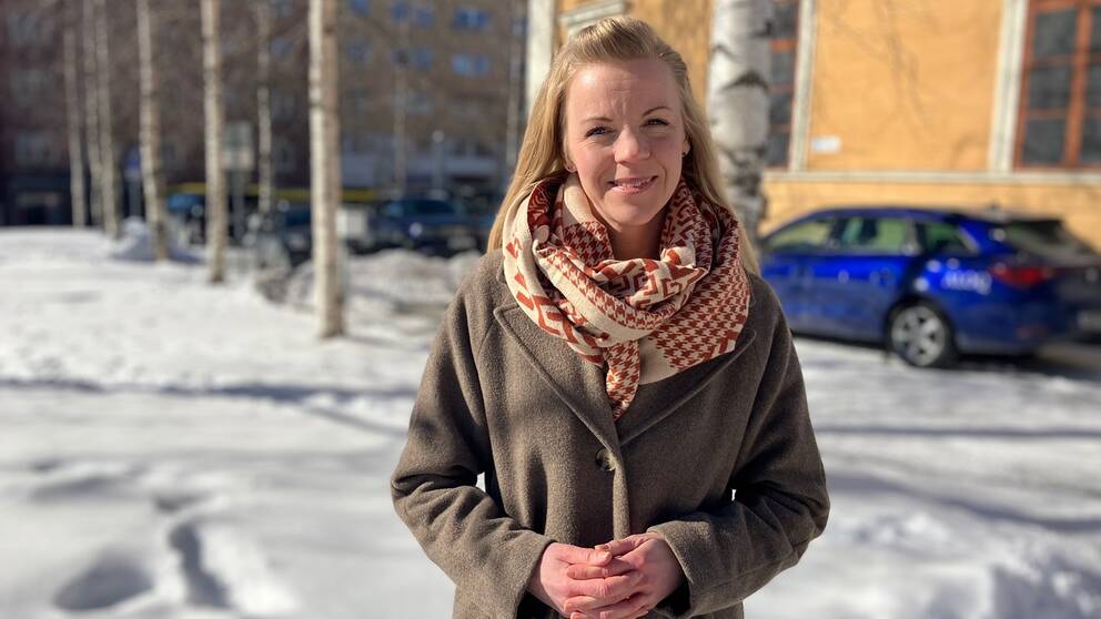 Rosi Hoffer (S) kommunalråd i Östersund står ute under en solig vårvinterdag.