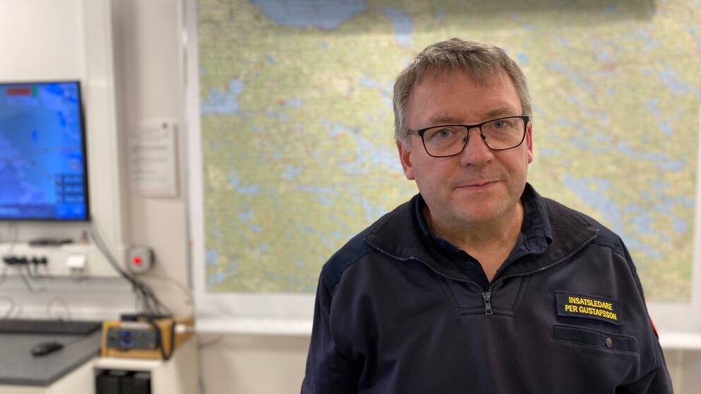 Per Gustafsson, verksamhetsledare på Brandskyddsföreningen Sörmland, står framför en karta.