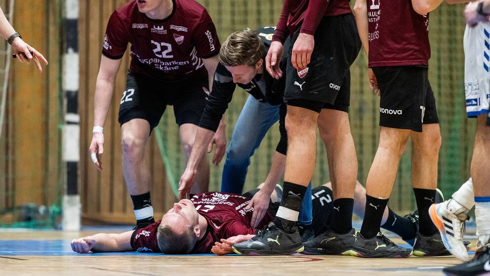 Lugispelare ligger skadad på golvet.