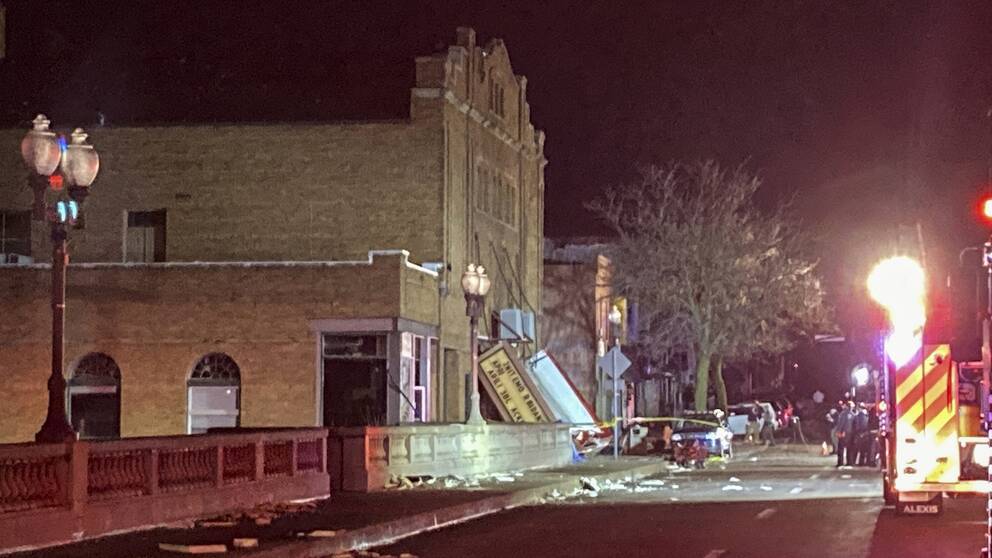 Taket till ett konserthus i Illionis i USA är förstört efter en Tornado.