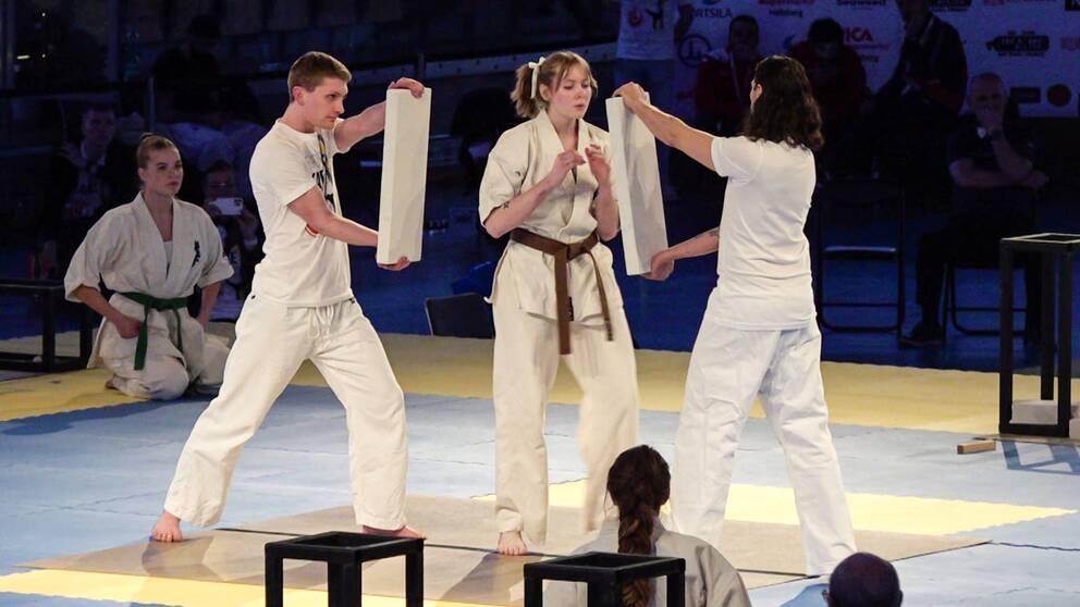 Amanda Bergklint krossar betongblock på en uppvisning under karate-EM i Partille Arena
