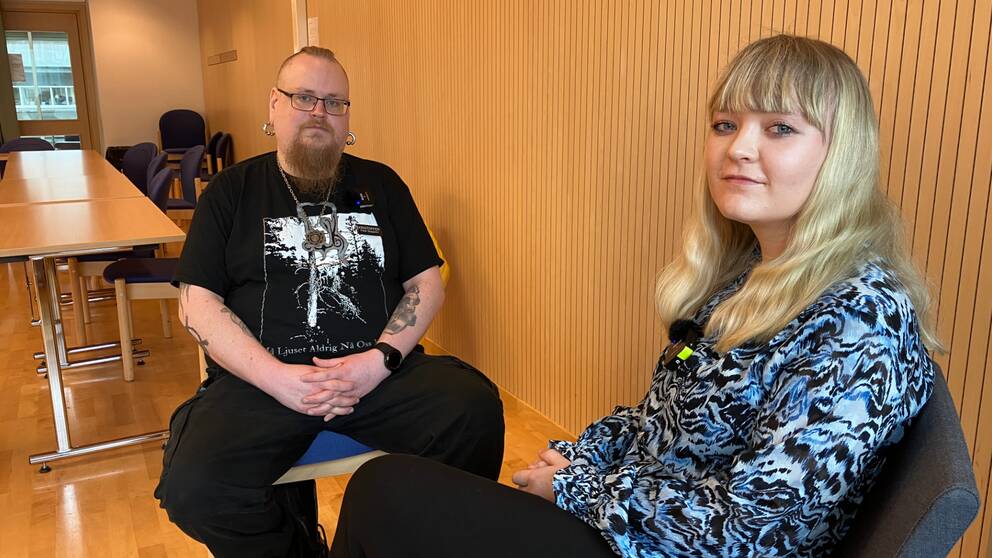 Peer supportern Kristoffer Persson och en tidigare patient sitter i ett rum.