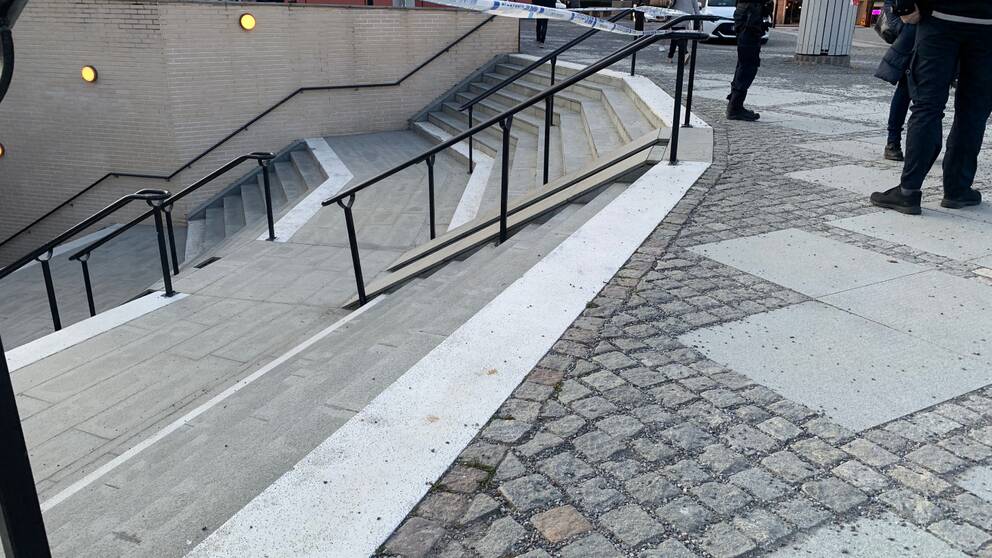 Poliser och människor står vid en avspärrning vid centralstationen i Eskilstuna.