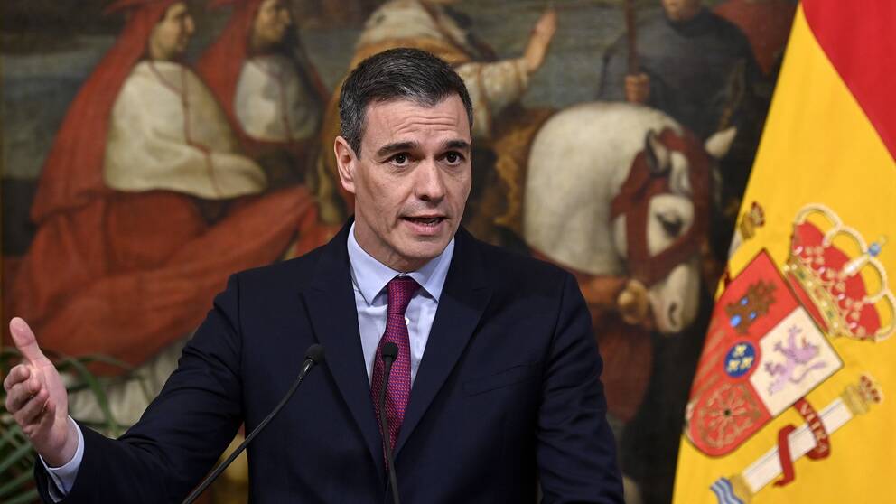 Premiärminister Pedro Sánchez framför spanska flaggan