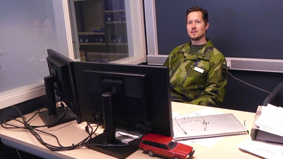 Emil Vikström på sitt ordinarie jobbs kontor – men iklädd Hemvärnets uniform.