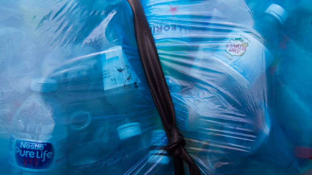Hör SVT:s inrikespolitiske kommentator om plastpåseskatten och var partierna står nu.