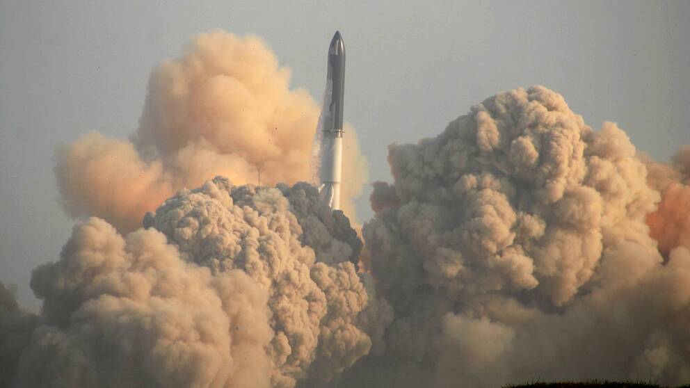 Här startar, lyfter och exploderar rymdföretaget SpaceX:s gigantiska Starship under testflygningen som ändå beskrivs som en framgång.