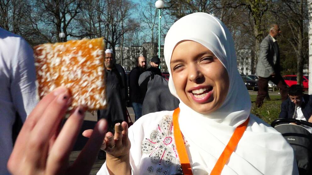 Jasmin Saad är aktiv i Helsingborgs moské och har fastat en hel månad under Ramadan, nu är fastan bruten och det firas i Eidfesten på Sundspärlan i Helsingborg.