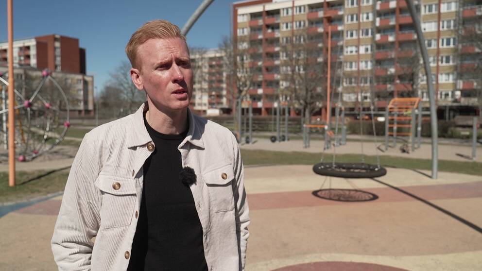 Bild på Christoffer Bohman, före detta utredningschef hos polisen i Sörmland. Han står i stadsedelen Årby i Eskilstuna. Han står i den lekplats där en kvinna och ett barn träffades av skott vid en skjutning i augusti förra året.