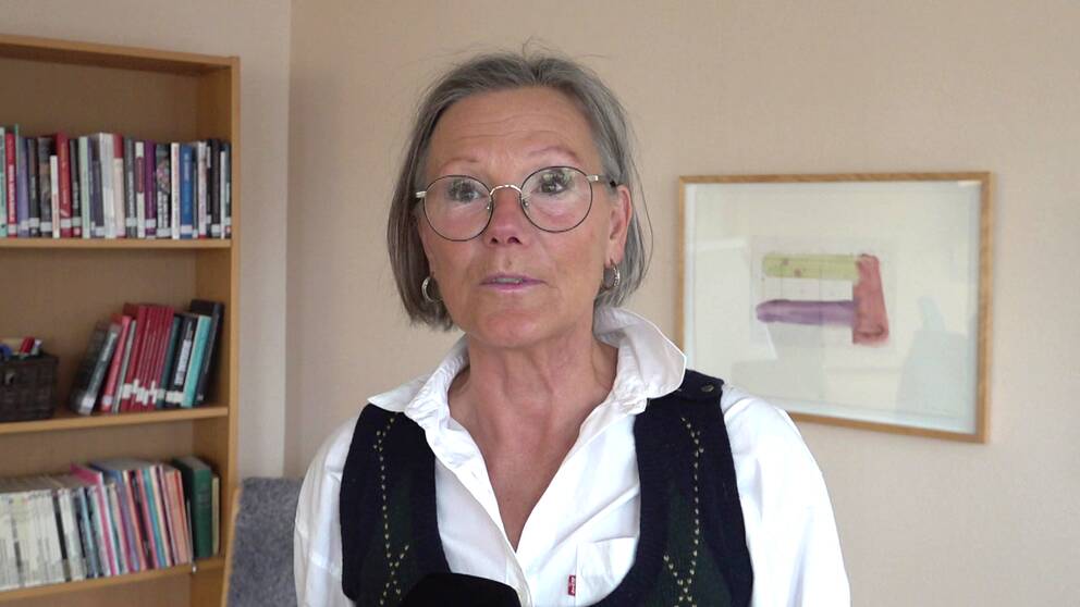 Maria Svanström, enhetchef på Umeå kommuns familjerådgivning intervjuas i ett kontor. Hon har grått hår, glasögon och vit skjorta under svart mönstrad väst.