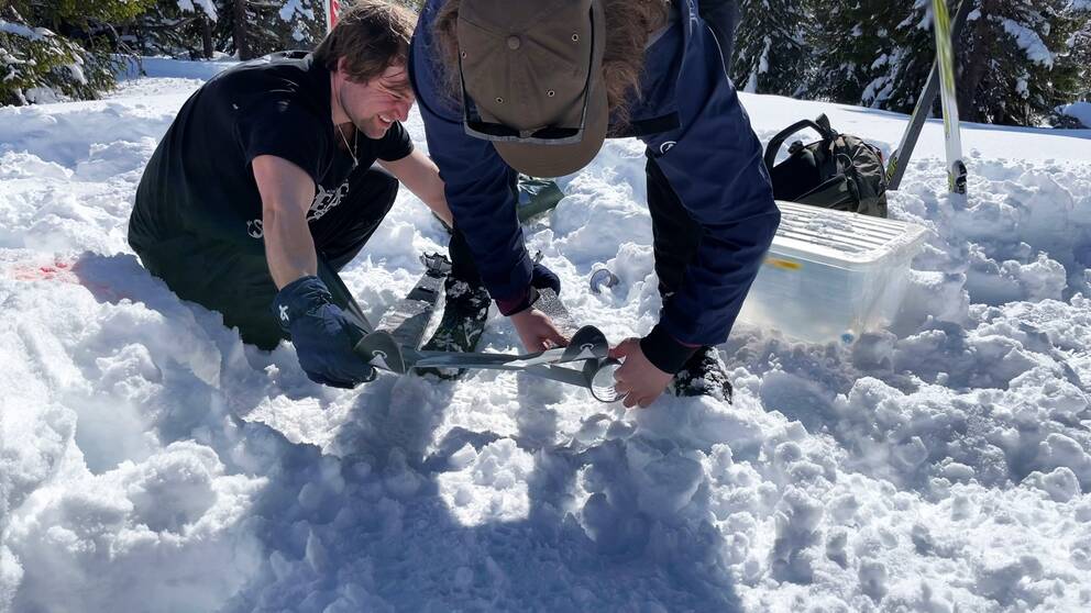 Ett par skidor binds ihop till en bår med hjälp av silvertejp - i scenariot har läkarna lyckats tagit sig in skidpatrullen förråd.