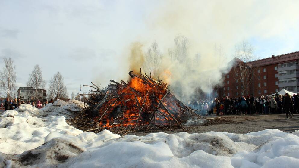Vintern rasar förhoppningsvis ut nu i Boden Norrbotten den 30 april. Det syns på bilden att vi har mycket snö kvar.