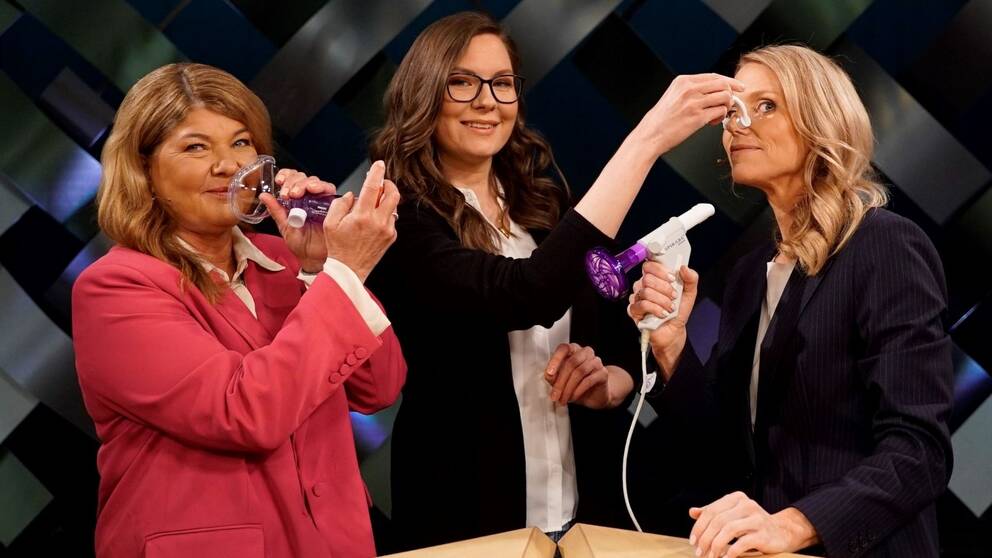 bild på doktor Karin Granberg, astmasjuksköterska Hanna BLomqvist och programledare Sofia Rågenklint med diverse medicinsk utrustning kopplad till astma och allergier