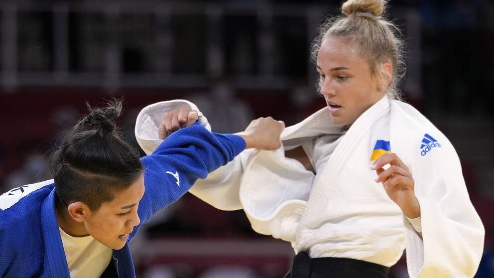 Ukrainskan Daria Bilodid, till höger, är en av de ukrainska judokas som nobbar VM på grund av ryskt och belarusiskt deltagande. Arkivbild.
