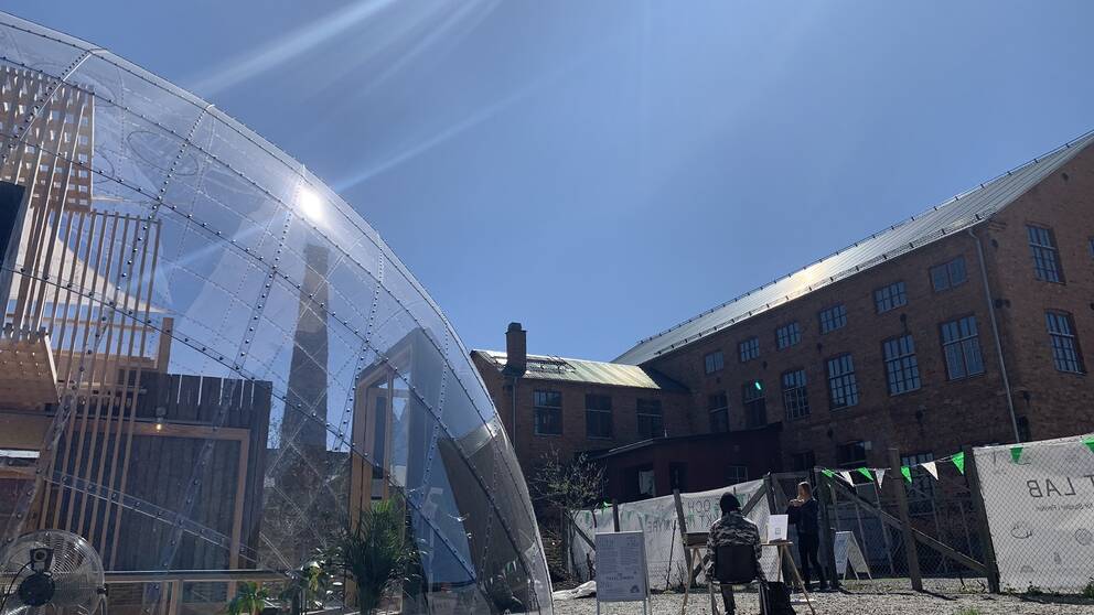 En glaskupol i solen utanför Rejmyre glasbruk.