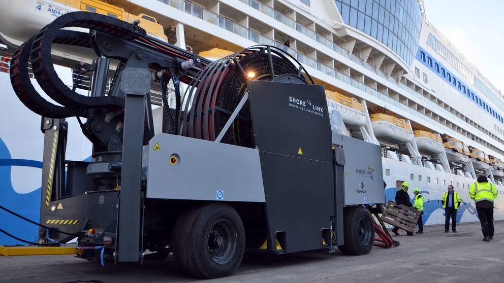 Bild på ett fordon med en kabelrulle på flaket – så ser den nya, mobila elladdningsstationen ut som ska installeras på Stadsgårdskajen. Ett enda kryssningsfartyg kan förbruka lika mycket el som halva Södermalm.