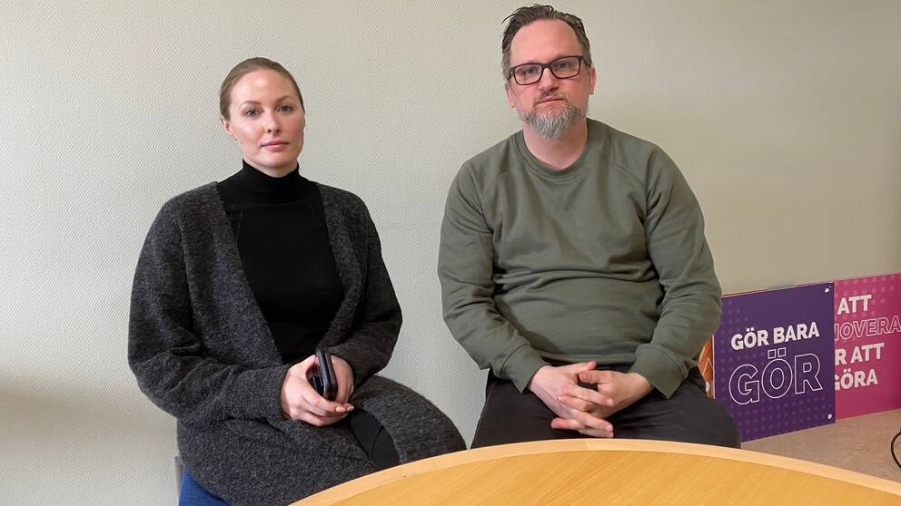 Kvalitetscontrollers Elin Nylander och Peter Strömqvist på Sundsvalls kommun.