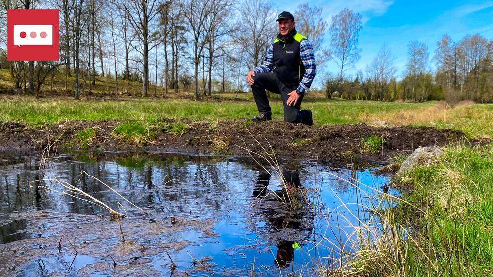 Fredrik Jonsson är dikespluggspecialist på Skogsstyrelsen och står på knä framför ett igenpluggat dike.