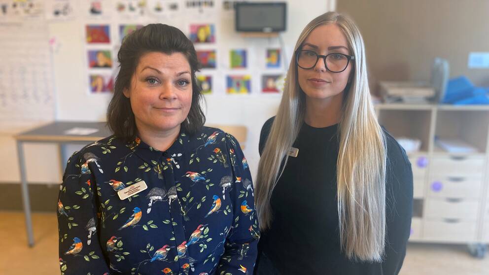 Två kvinnliga lärare i ett klassrum på Östergårdsskolan i Halmstads kommun