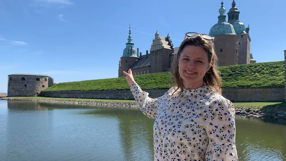 Slottschefen Meg Nömgård står vid Kalmar slott och och berättar om den kungliga saluten som ska avfyras under tisdagen.