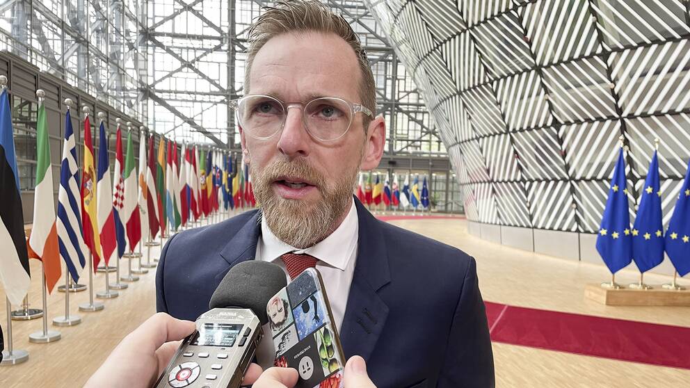 Jakob Forssmed tycker att IOK agerar på ett sätt som skapar splittring i idrottsvärlden.