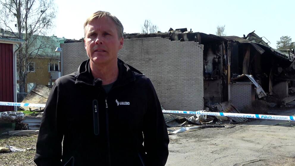 Lulebos fastighetschef Rickard Lindbäck framför resterna av byggnaden som brann ned till grunden på Hertsön.