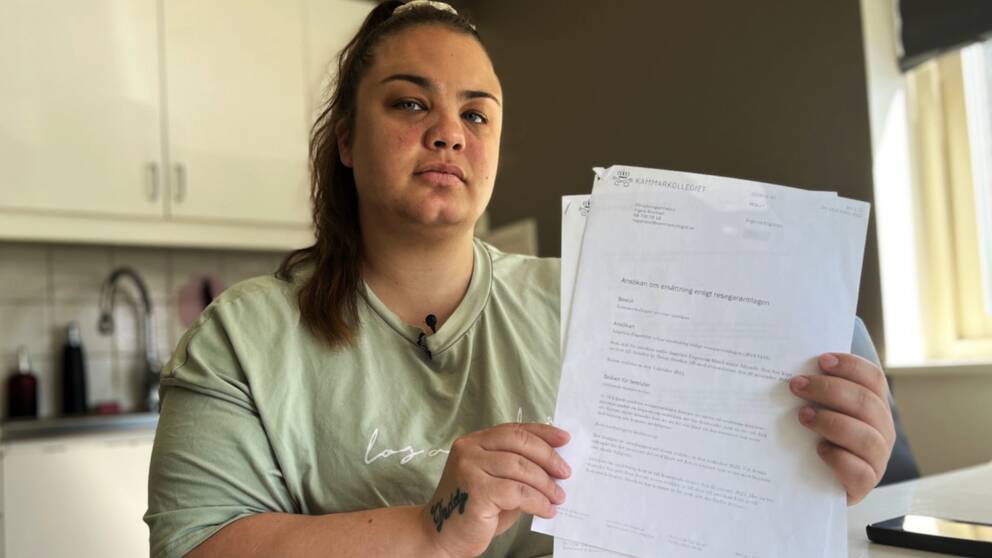Angelica Engström från Vara visar dokument för kameran.
