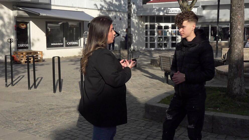 Jordana Athanasiadou från Ungas juridik förklarar hur man reklamerar en trasig vara för Sergi, 14 år, från Husby.