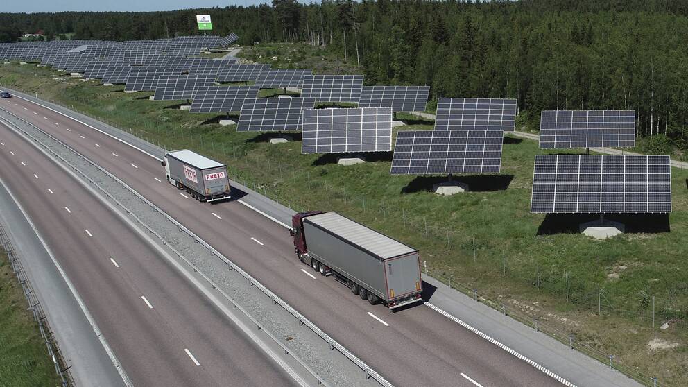 En solcellspark placerad vid E18 mellan Enköping och Västerås