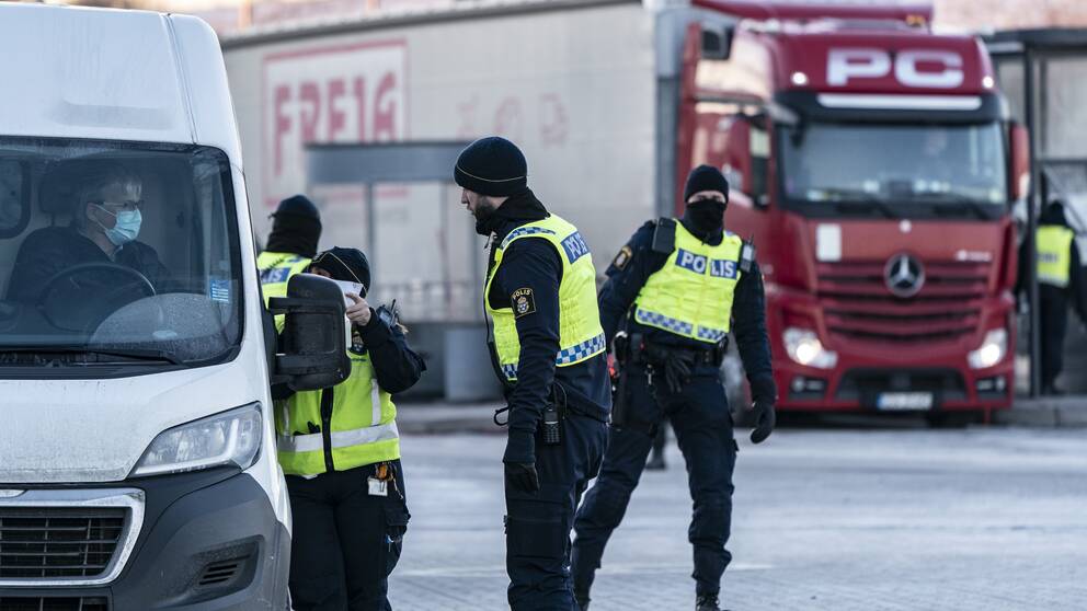 Polis och passkontrollanter på plats och kontrollerar fordon vid gränskontrollen efter betalstationen på Lernacken på den svenska sidan av Öresundsbron.