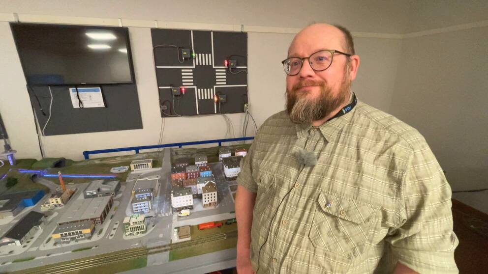 David Lindahl, forskare på FOI – Totalförsvarets forkningsinstitut i Linköping framför Crates cyberfysiska stadsmodell.