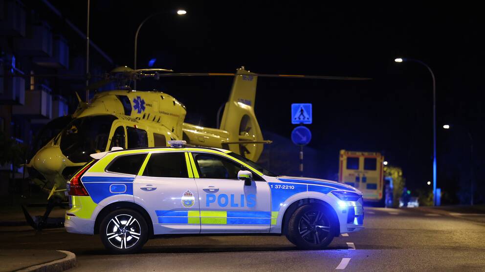 Polisbil och ambulanshelikopter på plats i Rågsved.