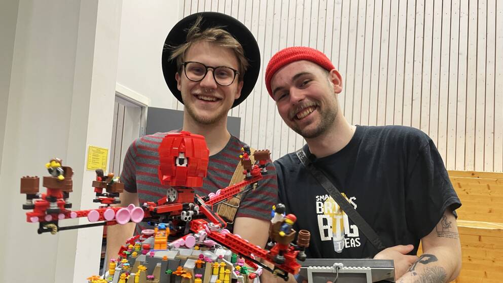 Legomästarna Albin Hansson och Vidar Olsson på klossfestivalen i Växjö