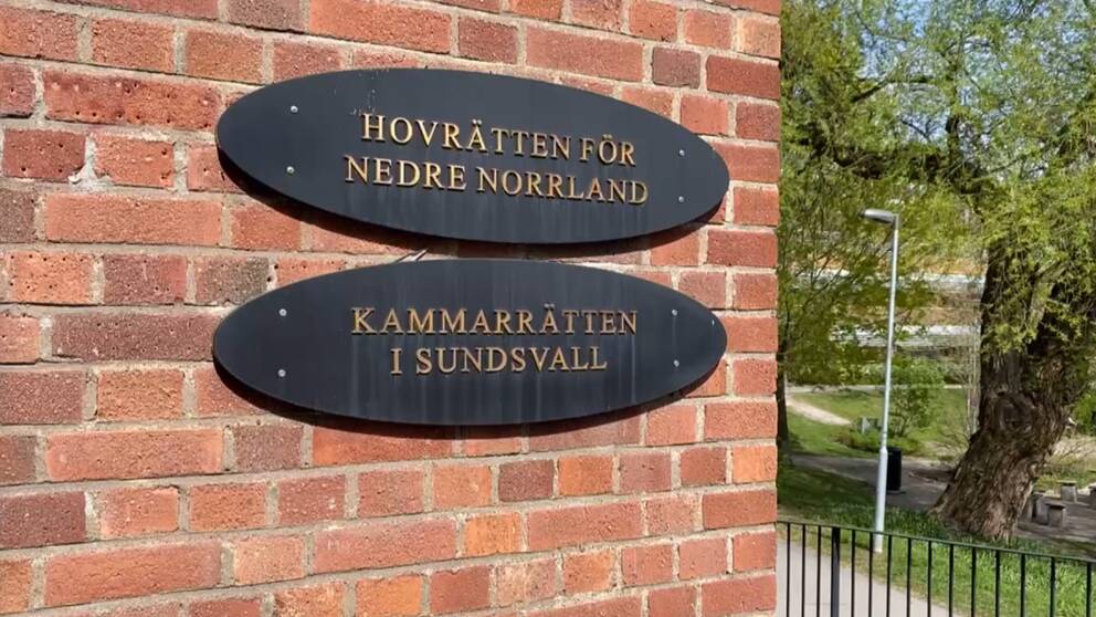 På bilden syns två skyltar som sitter mot ett tegelhus. På den övre skylten står det Hovrätten för nedre Norrland och på skylten under står det Kammarrätten i Sundsvall.