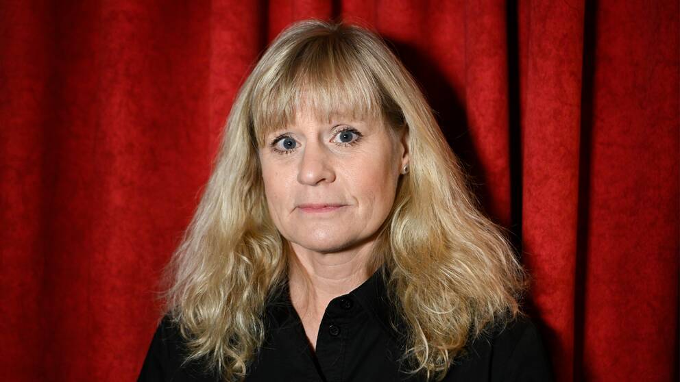 Porträttbild med Åse Henell, generalsekreterare för organisationen Majblomman, framför en röd bakgrund.