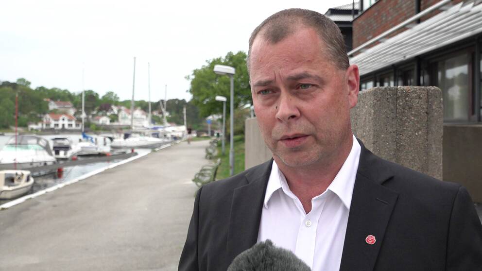 Olof Lundberg är socialaldemokrat och ordförande i kommunstyrelsen i Stenungsunds kommun. Man med kort hår och kavaj intervjuas.