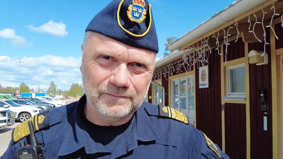 En man med grått skägg, Niclas Hallgren, har polismössa på sig utanför Sälens polisstation.