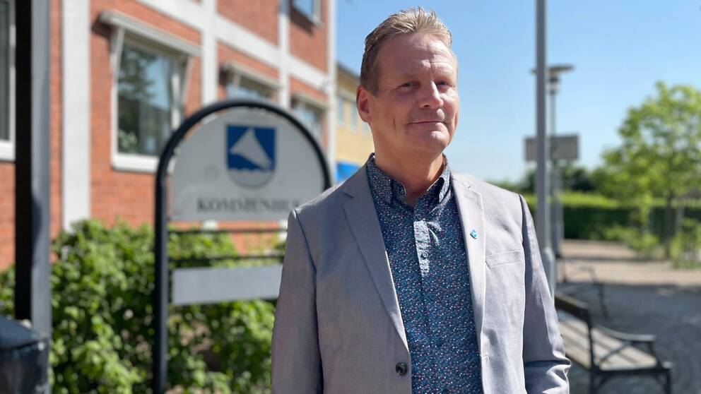 Socialnämndens ordförande Stefan Svensson, från Sverigedemokraterna, utanför kommunhuset i Örkelljunga.
