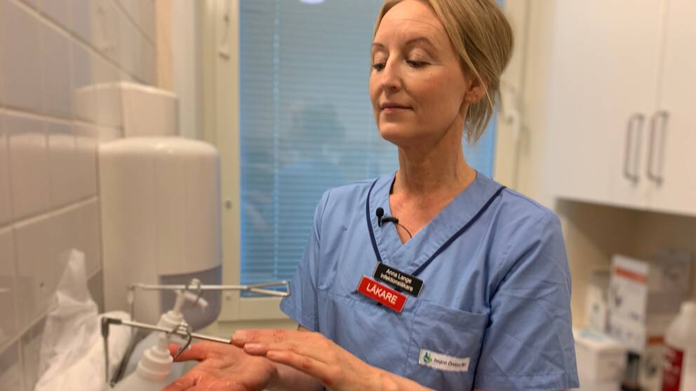 En bild på läkaren Anna Lange som spritar händerna.