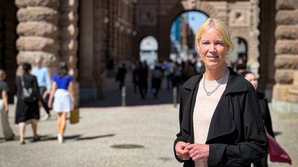 Saila Quicklund, moderat, står utanför riksdagshuset i Stockholm.