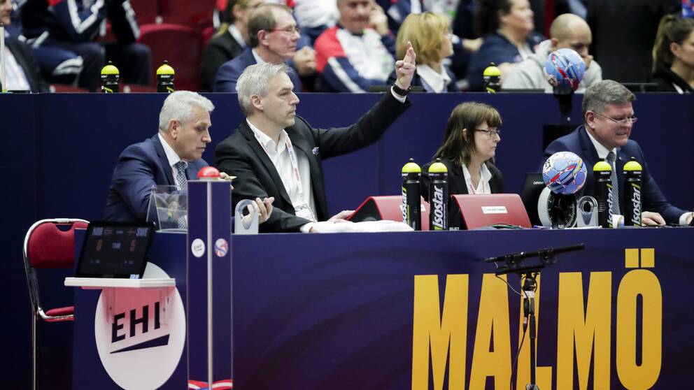 Dragan Nachevski (t.v) sparkas av europeiska handbollsförbundet.