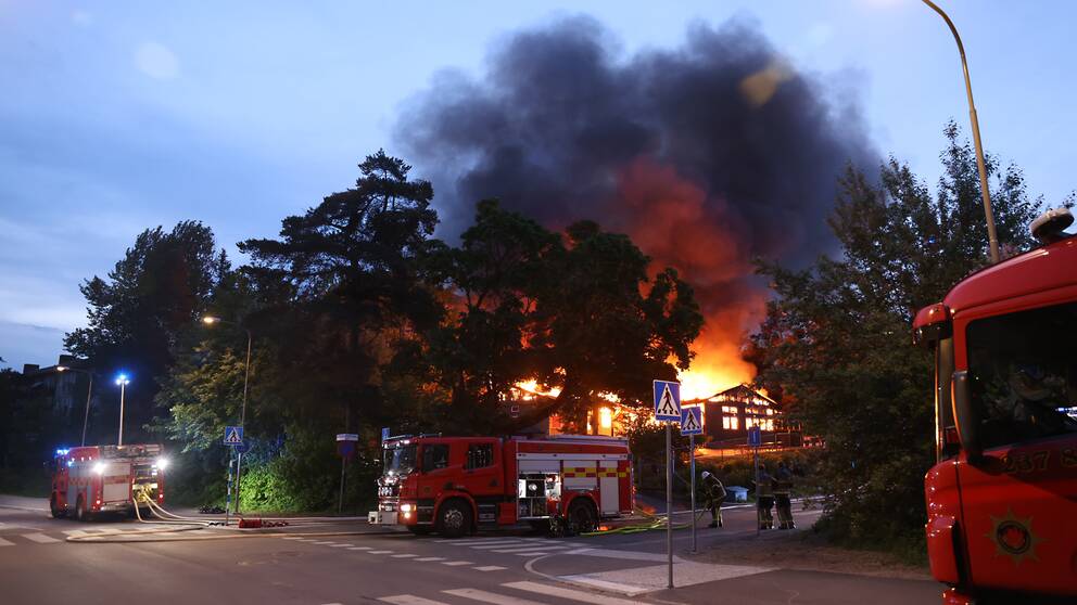 En förskola i Bandhagen, södra Stockholm står i brand.