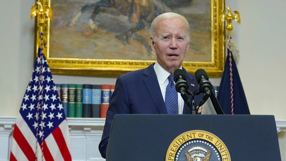 USA:s president Joe Biden står i en talarstol.