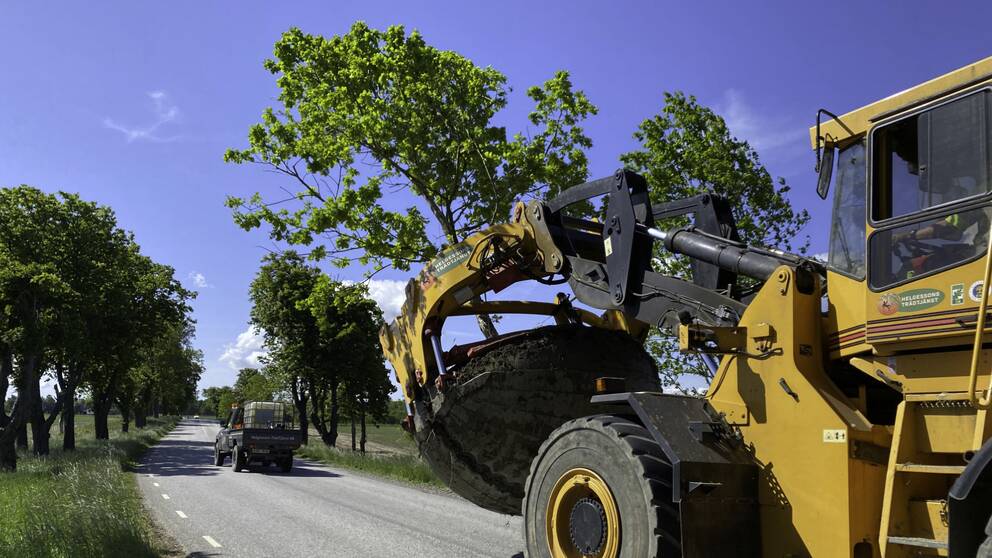 En 30-årig ek transporteras med en hjullastare på Åstorpsvägen vid Wrams Gunnarstorp.