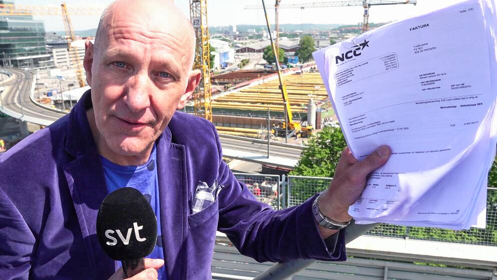 SVT:s reporter John Carlsson visar fakturor för bonusarna som Trafikverket betalat till NCC – totalt 21 miljoner kronor.