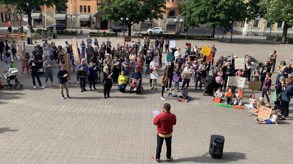 Manifestation i Norrköping mot skolnedläggningar.