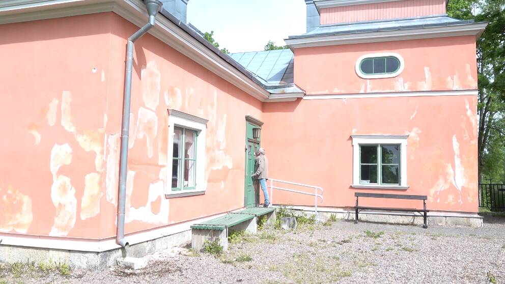 Gustavsviks herrgård, en förfallen herrgård med rosa väggar, och Ernst Kirchsteiger som tittar in genom dess gröna dörr.
