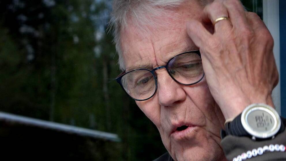 Peter Berglund sitter vid ett bord hemma i Östanbäck utanför Sundsvall och tittar ner på det brev han skrivit till Försäkringskassan. Han har mörka kläder och kort grått hår.