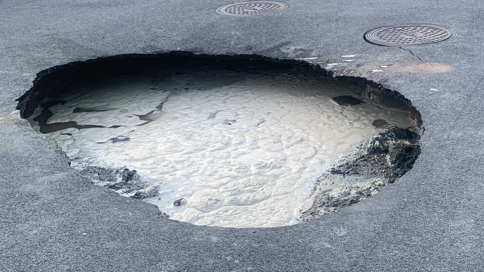 Slukhål på basketplan i Tyringe.