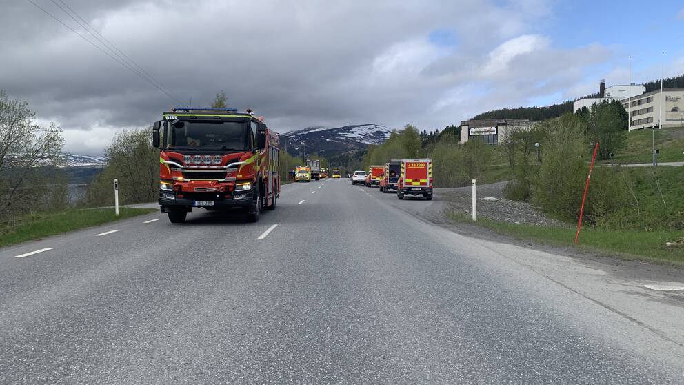 Flera röda bilar från räddningstjänsten parkerade längs E14 i Åre.